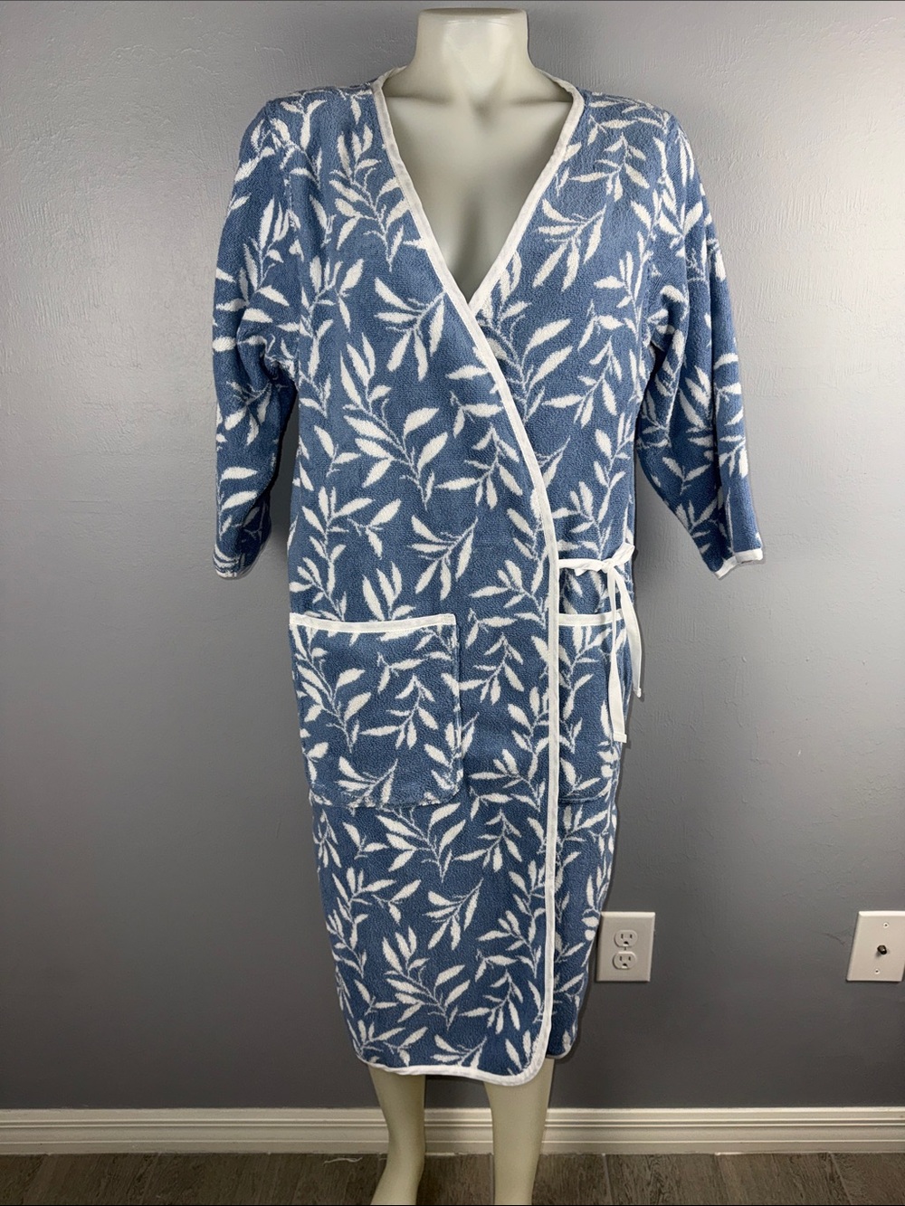 Cuddledown Bath Robe  Women’s L/XL Blue & White Leaf Print Grandmacore Coastal